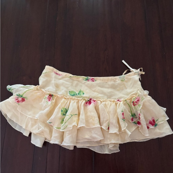 Low Rise Rose Ruffle Mini Skirt - Picture 2 of 4
